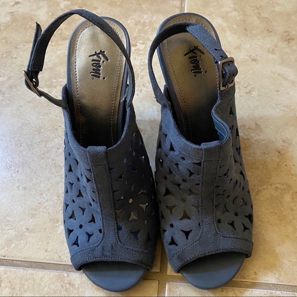 Heels - Picture 3 of 4